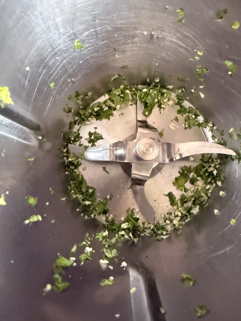 Knoblauch und Basilikum fein hacken