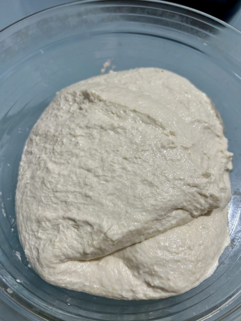 Teig für Sauerteigbrot nach dem ersten Kneten