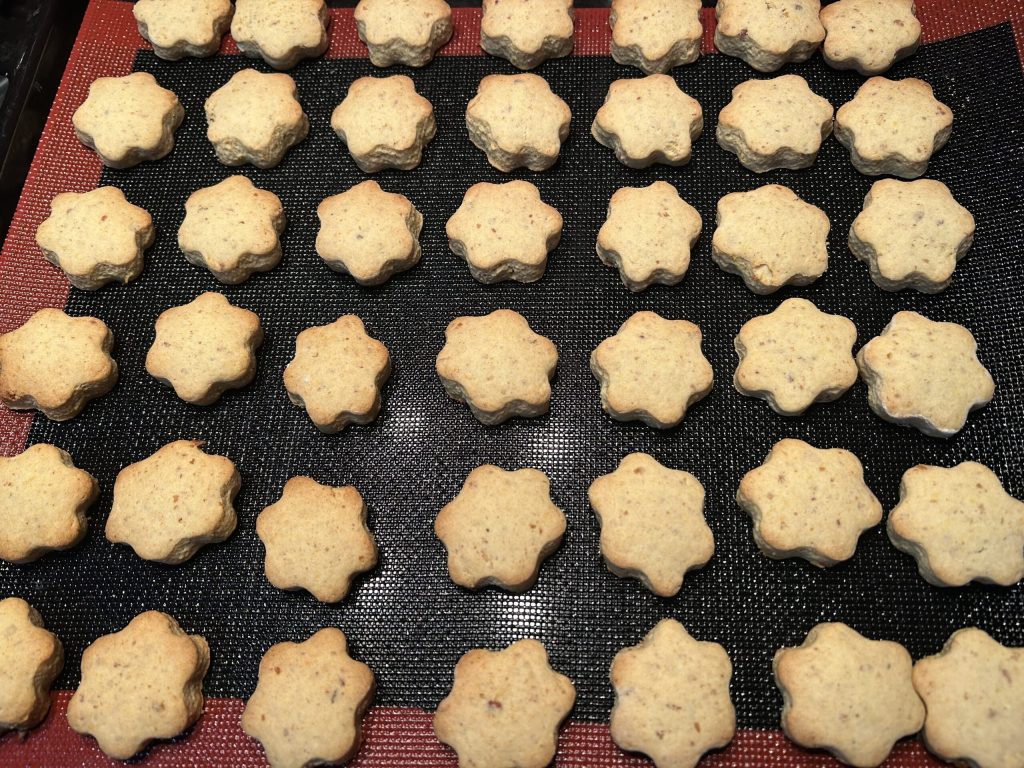 Zuckerfreie Kekse mit Orange und Datteln gebacken