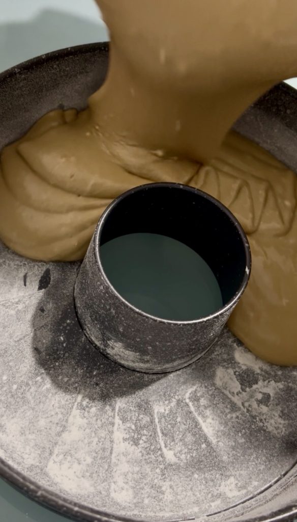 Locker-leichter Teig des Kaffeekuchens ohne Butter, in die Form gegossen