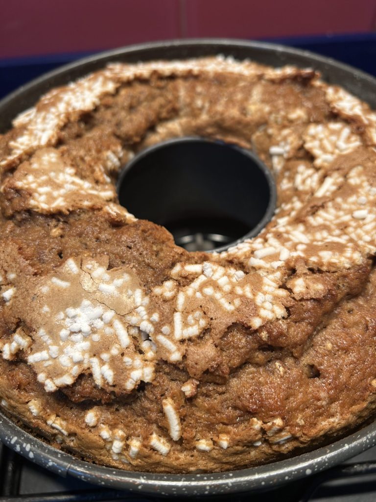 Superfluffiger Kaffeegugelhupf ohne Butter mit knusprigen Zuckerstreuseln oben