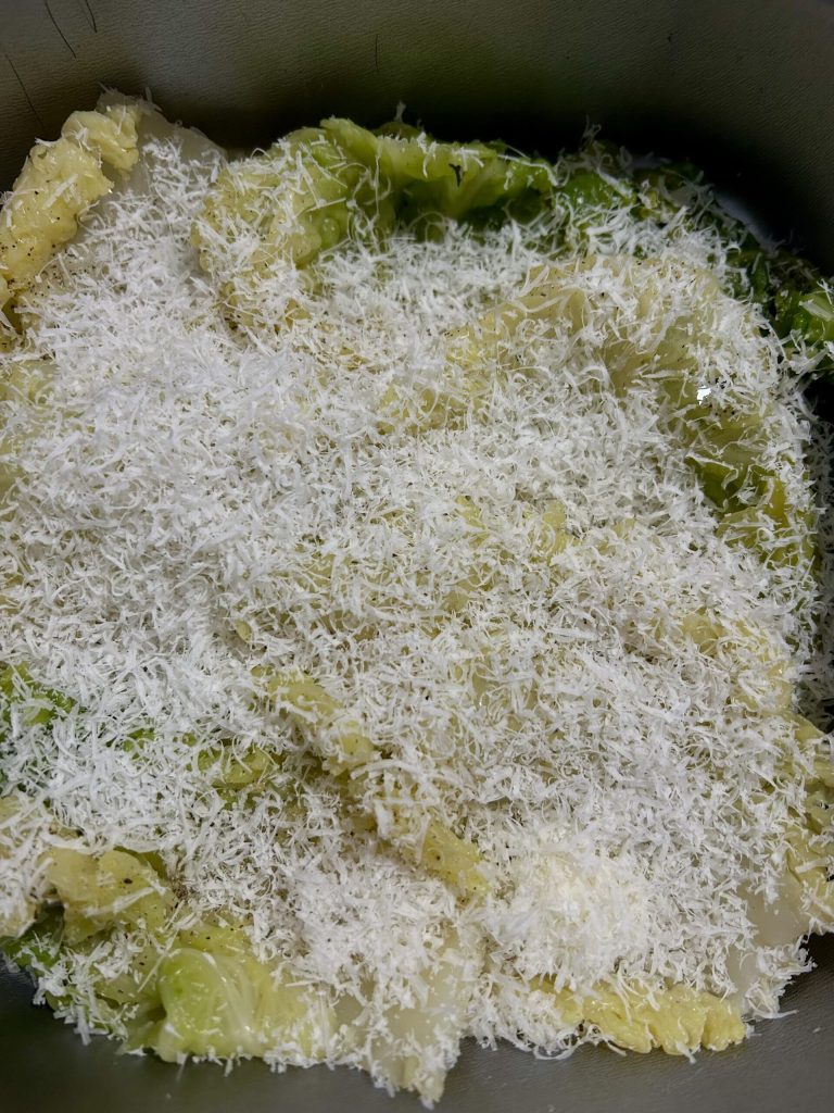 Wirsingblätter mit Parmesan und Pecorino gewürzt vor dem Garen