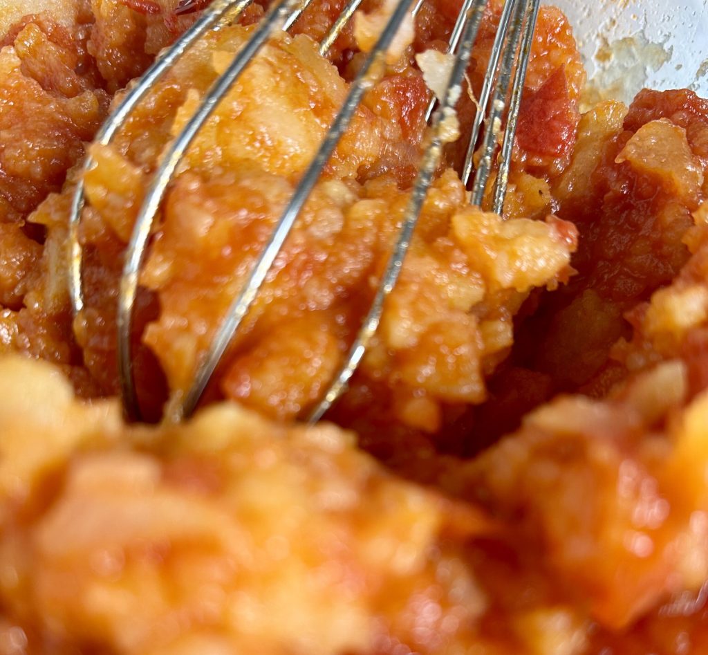 Kartoffel-Tomaten-Mischung für Frittata in der Pfanne