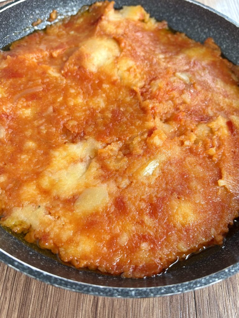 Frittata in der Pfanne während des Bratens