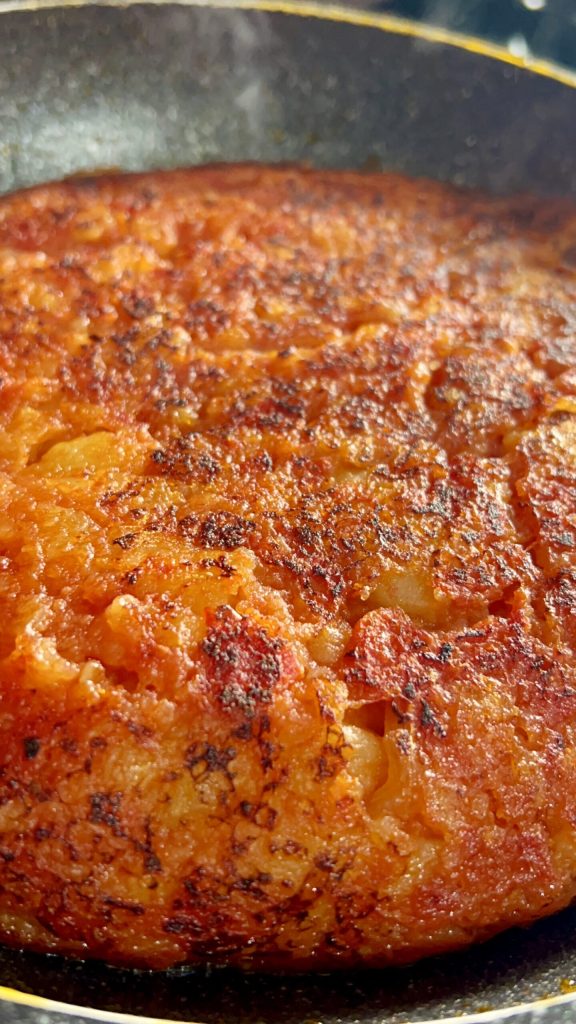 Frittata gerade aus der Pfanne, frisch gebacken