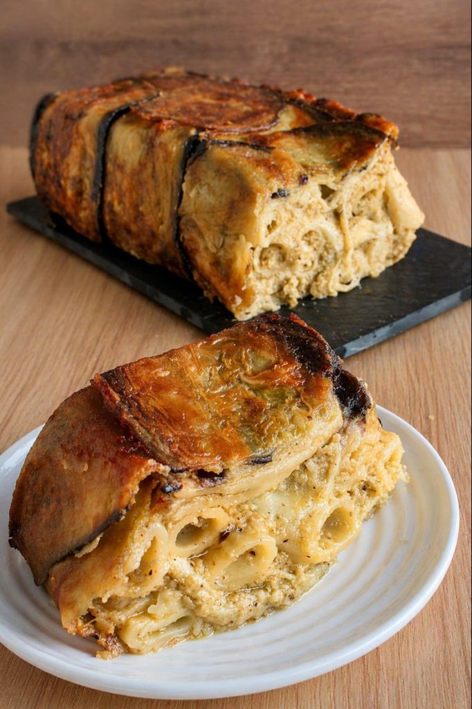 Ganze Pasta mit Auberginen in der Kastenform, im Ofen gebacken mit goldbraunen Auberginen