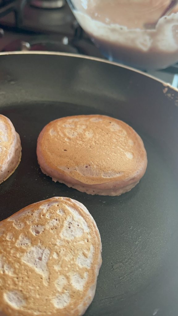 Fertige, goldbraune Erdbeer-Pancakes in der Pfanne