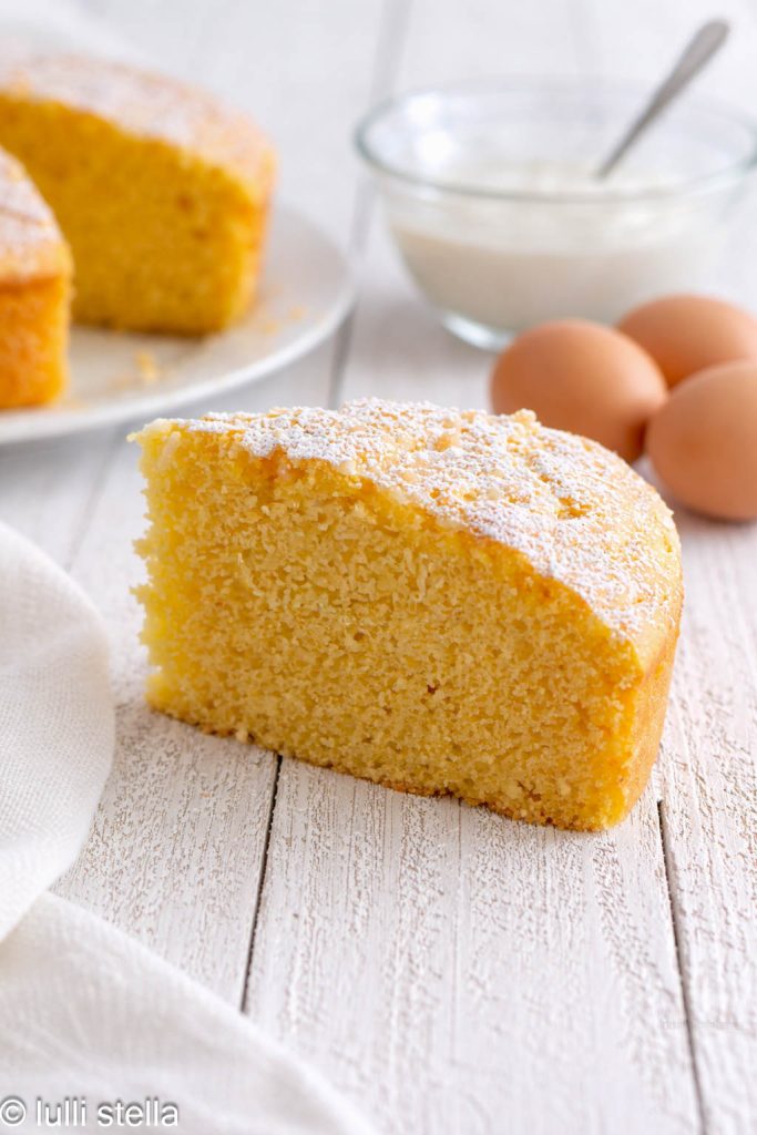 Stück vom Joghurtkuchen mit Reismehl – saftig und weich, ohne Butter, weiches Inneres