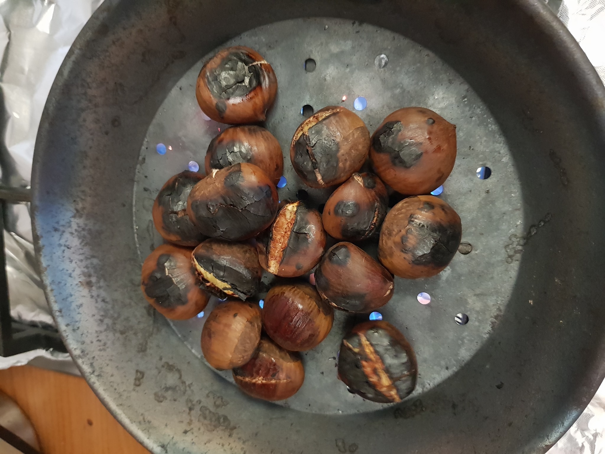 KASTANIEN GEGART IN DER GELOCHTEN PFANNE