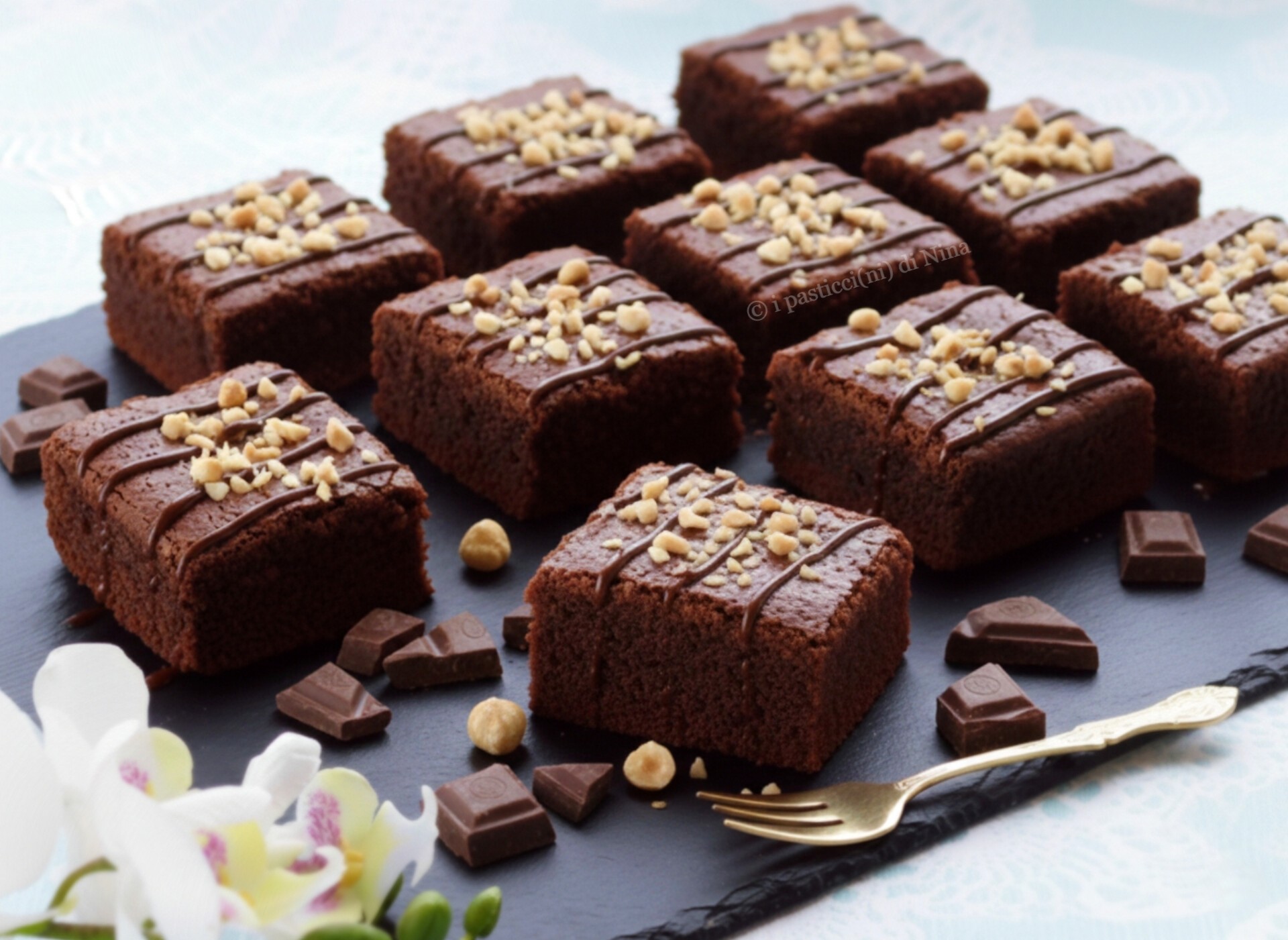 Kleine Kuchenquadrate mit Vollmilchschokolade