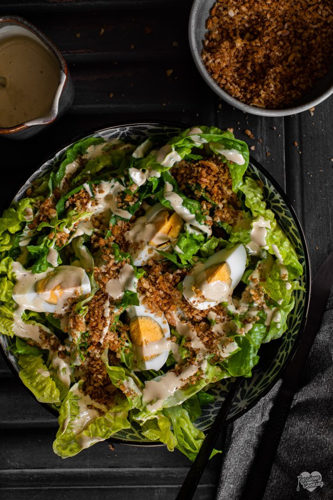 Leckerer Salat mit knusprigen Semmelbröseln