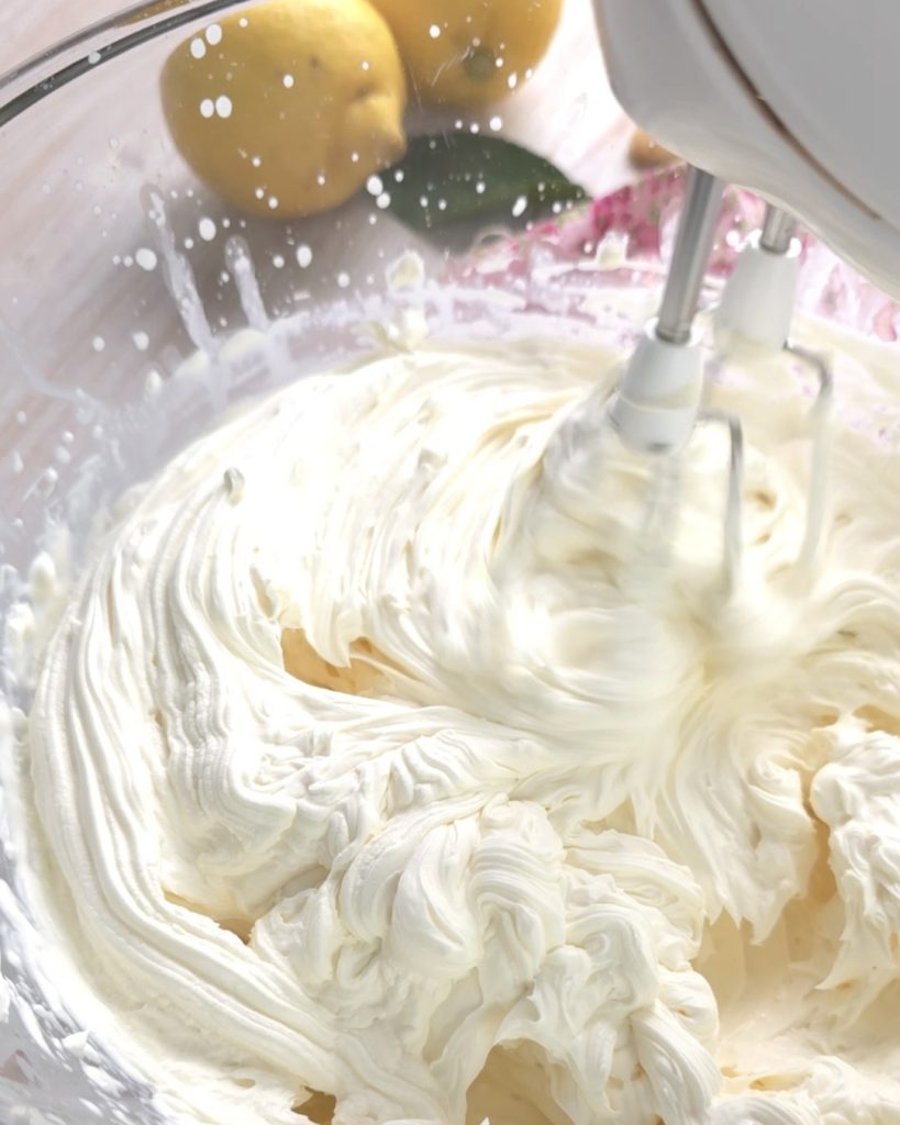 Gezuckerte Kondensmilch einarbeiten