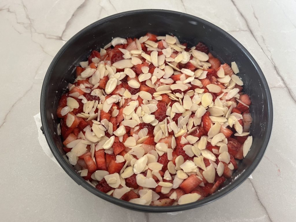 Mandeln darüber streuen und backen