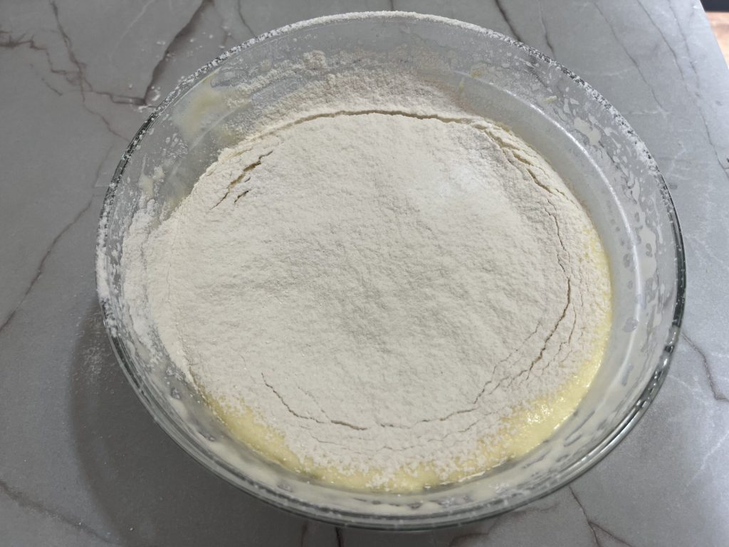 Mehl durchsieben und vorsichtig unterheben