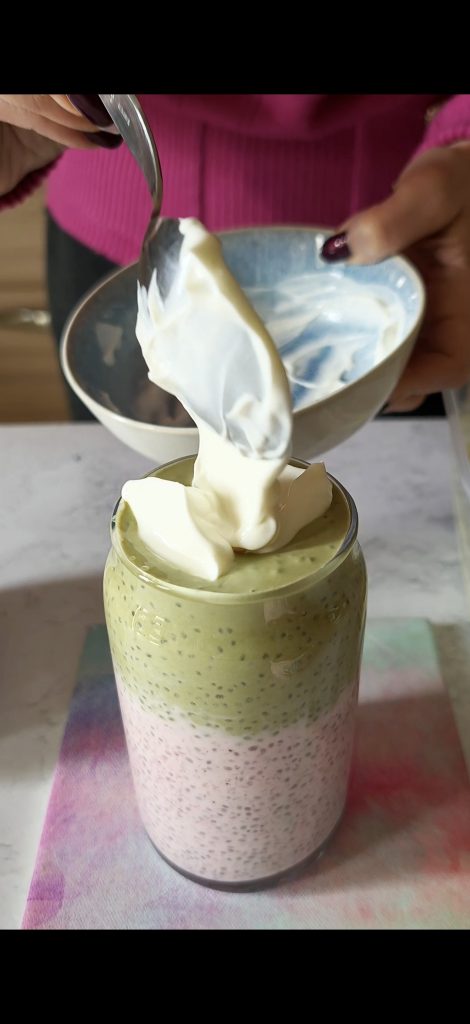 Mit Joghurt und Erdbeeren dekorieren