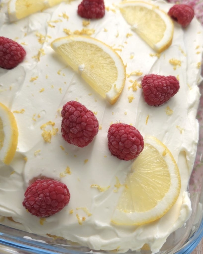 Mit Zitronenschale und Himbeeren garnieren