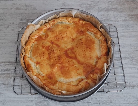 Pasqualina-Torte gerade aus dem Ofen