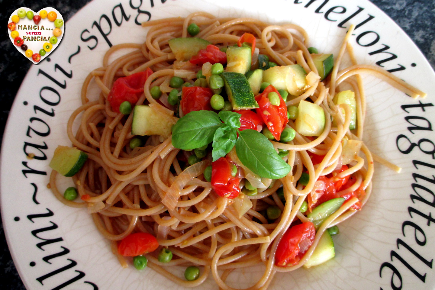 Pasta mit Erbsen, Zucchini und Kirschtomaten