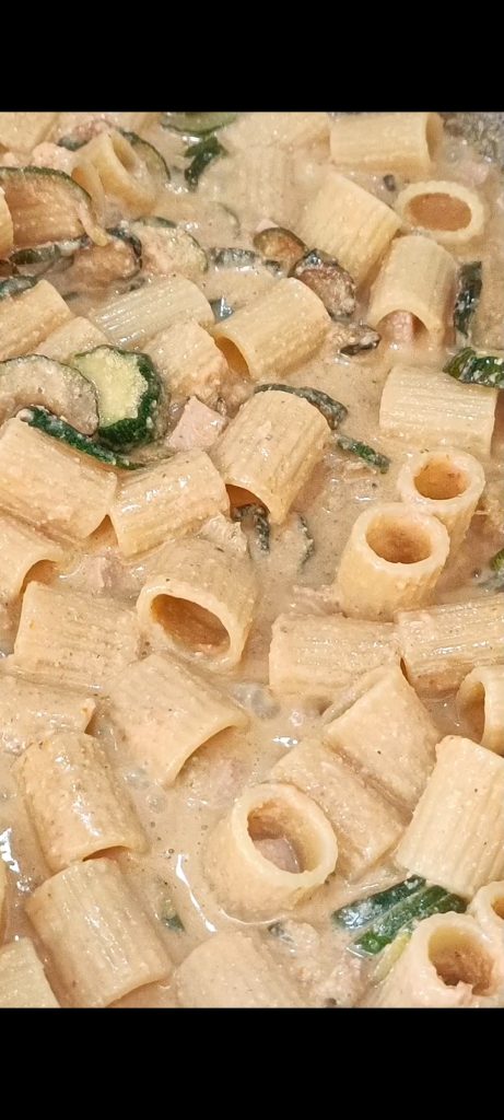 Pasta mit Walnusspesto anmachen