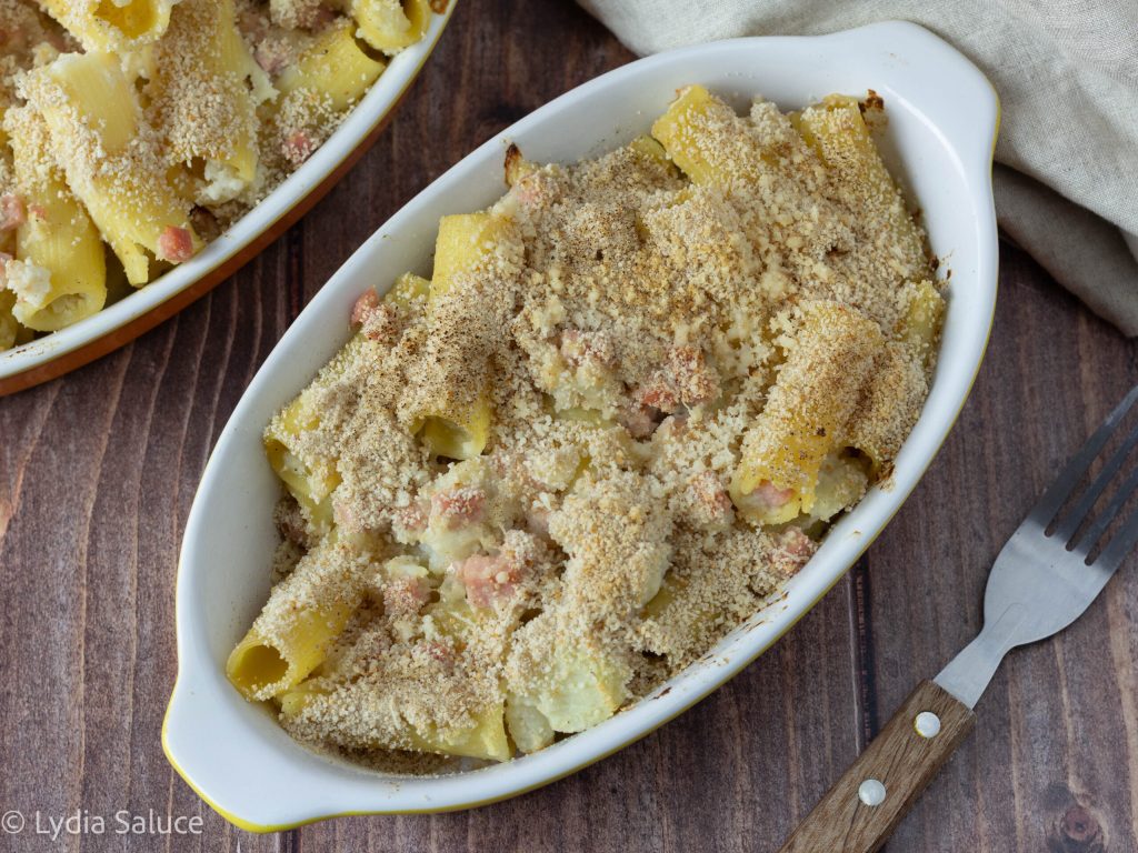 Überbackene Pasta mit Blumenkohl und Kochschinken