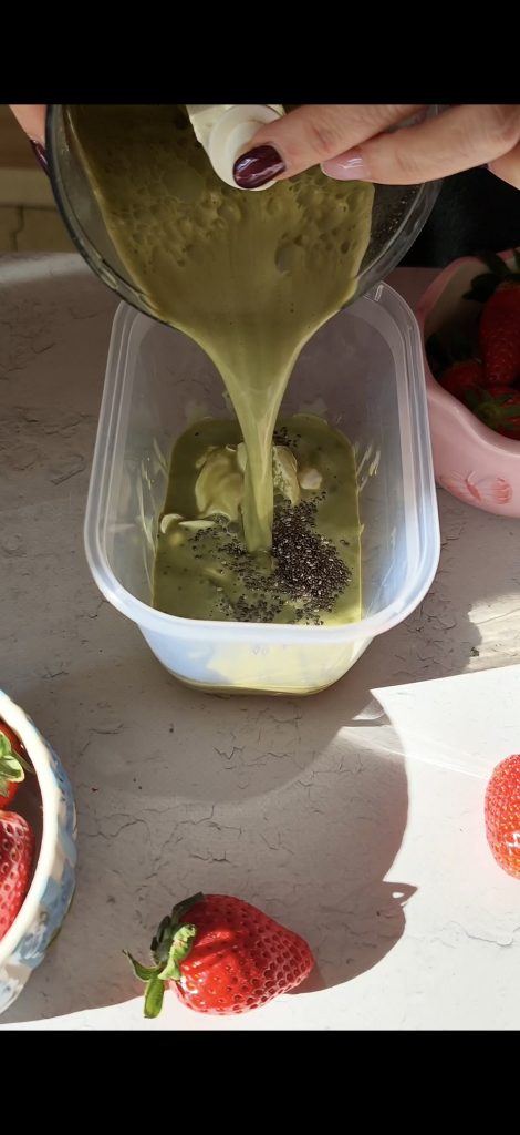 Pflanzenmilch, Matcha, Chiasamen und Joghurt vereinen