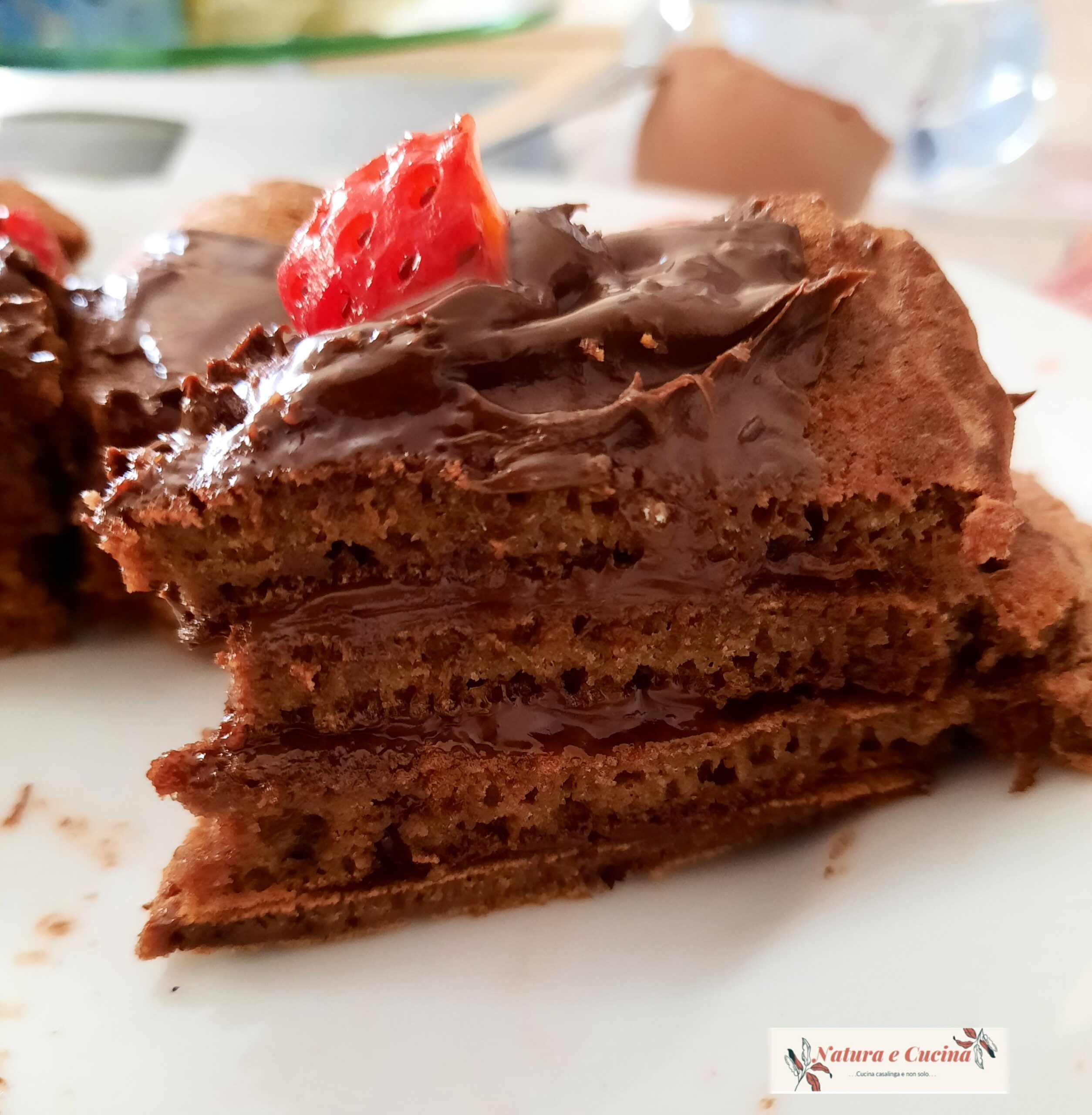 Pancake-Türmchen mit Kakao, Erdbeeren und Schokolade