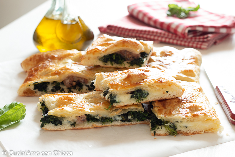 Pizza Parigina mit Salsiccia und Spinat