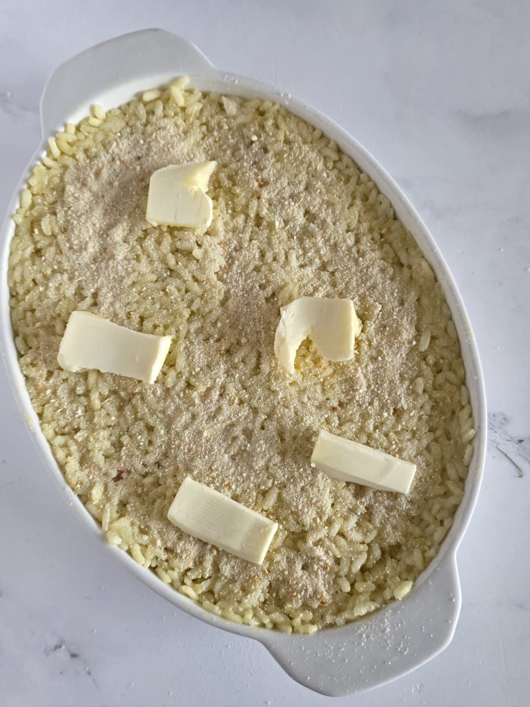 Reisauflauf aus dem Ofen mit Schinken und Mozzarella