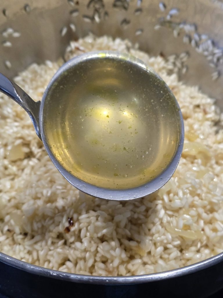 Reisauflauf aus dem Ofen mit Schinken und Mozzarella