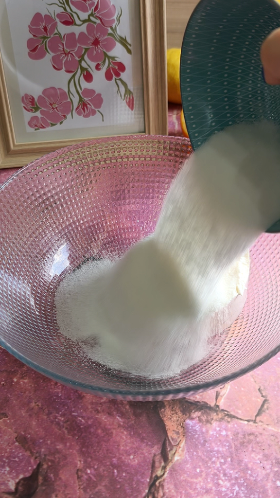 Ricotta und Zucker verrühren