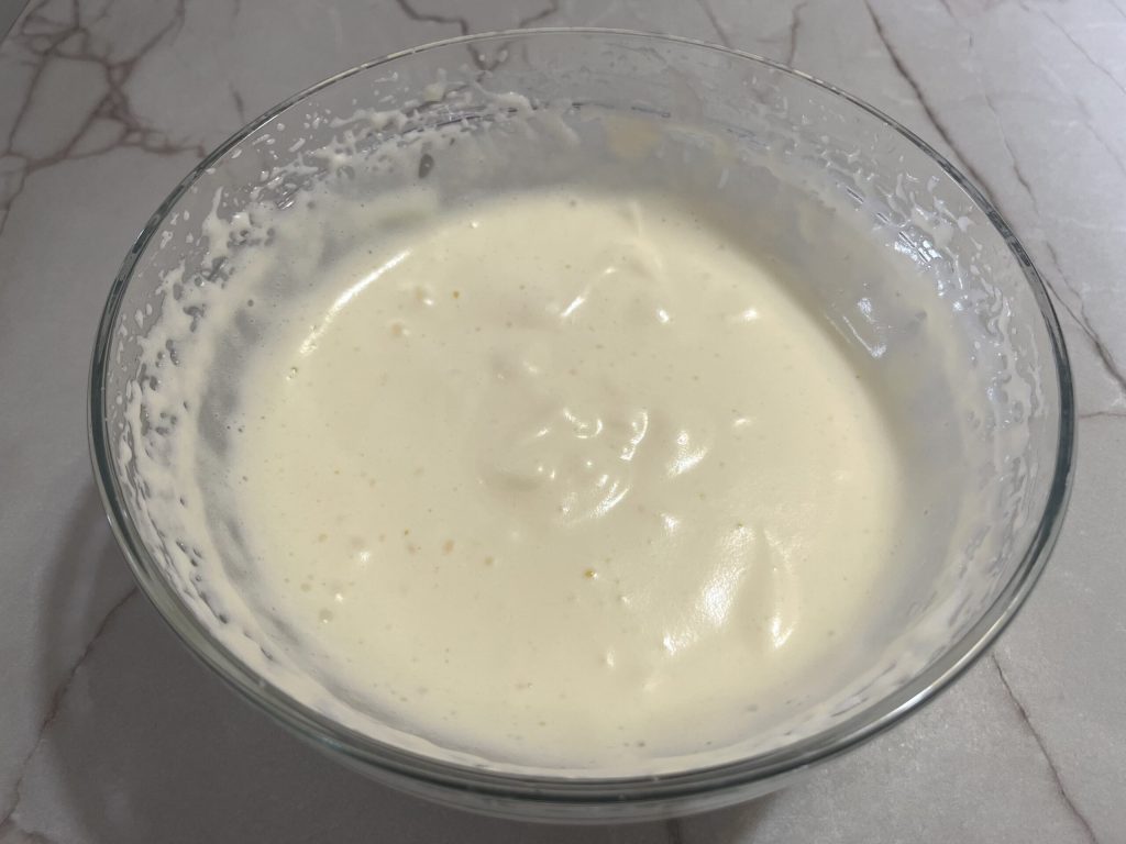 Elektrischer Handmixer beim Aufschlagen