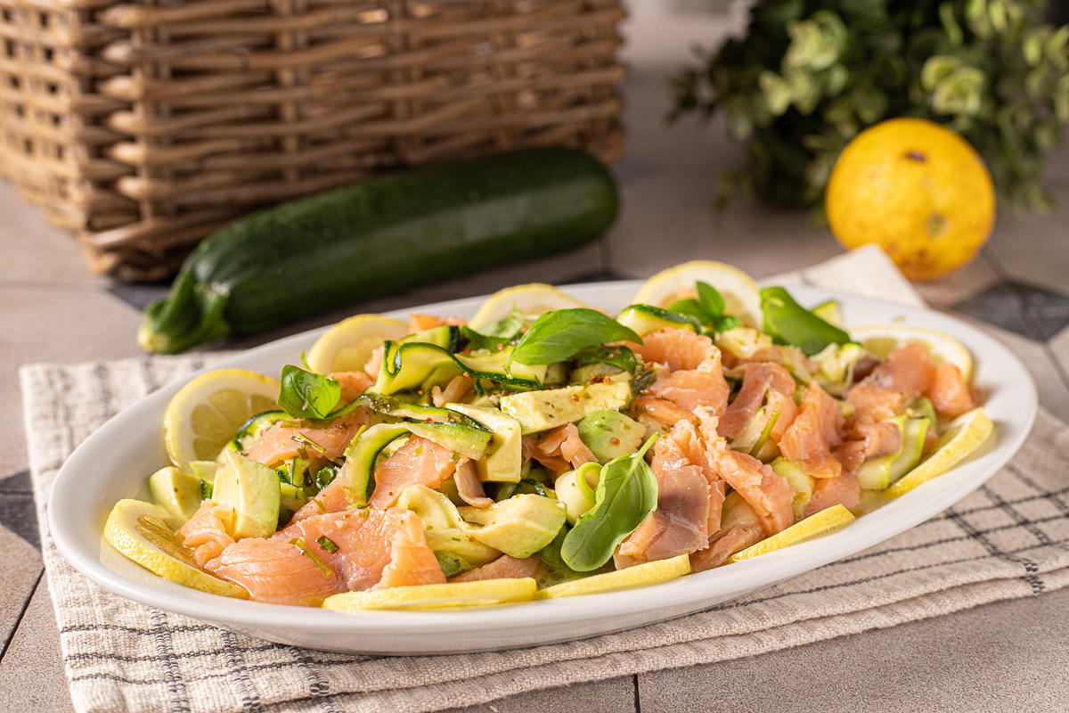 Rohzucchini-Salat mit Lachs und Avocado