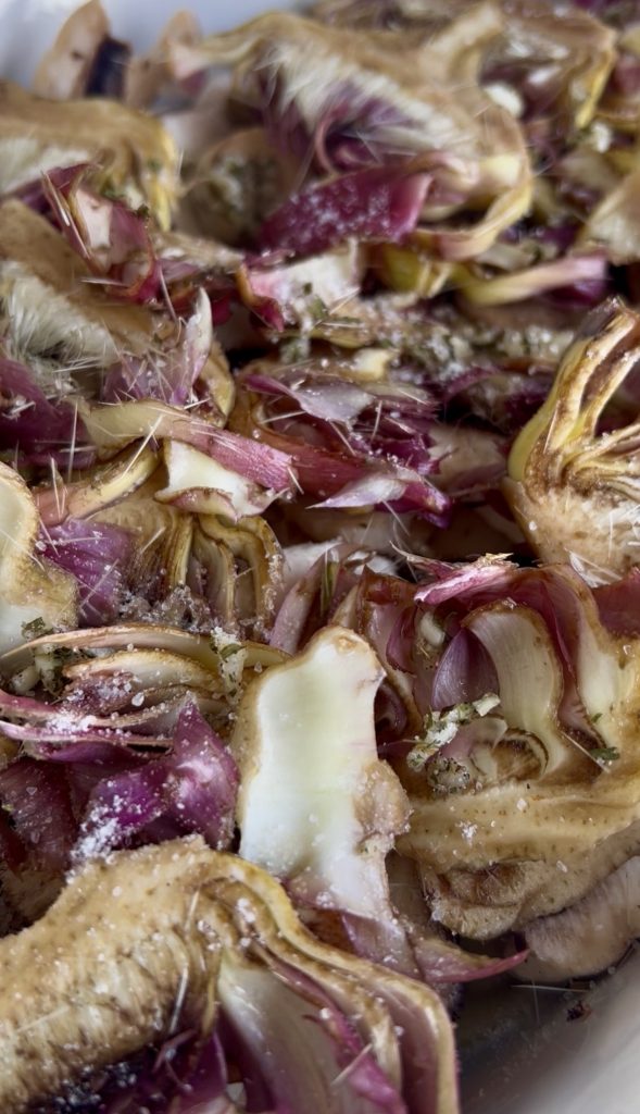 Schicht mit Artischocken in der Auflaufform