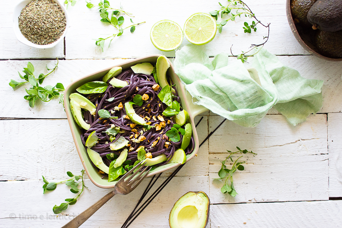 Schwarze Spaghetti mit Avocado und Oregano