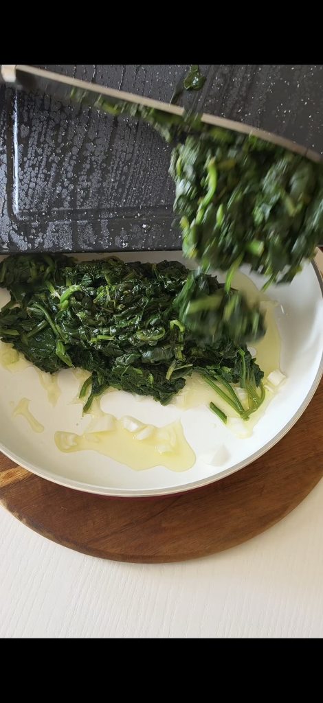 Spinat in der Pfanne anbraten
