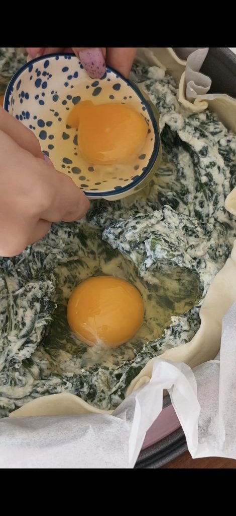 Füllung einfüllen und Mulden für die Eier formen