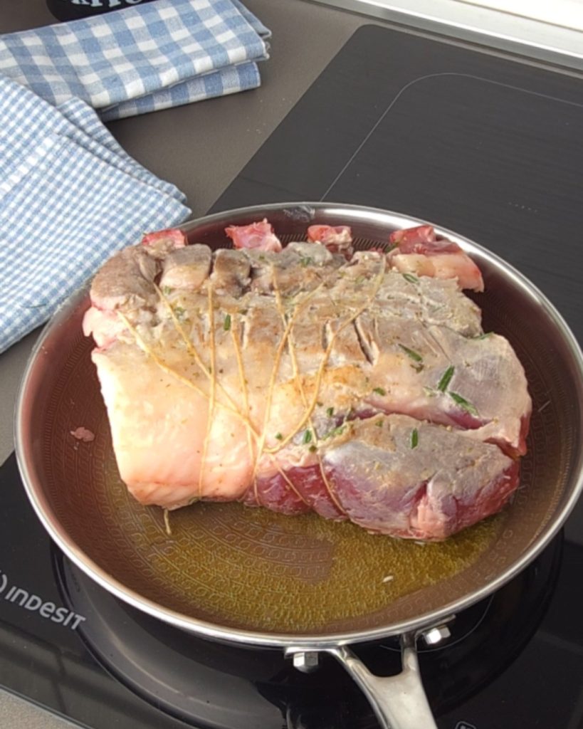 Fleisch in die Auflaufform geben