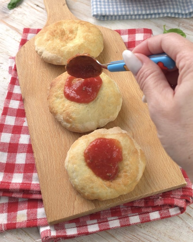 Mit Parmesan und Basilikum bestreuen