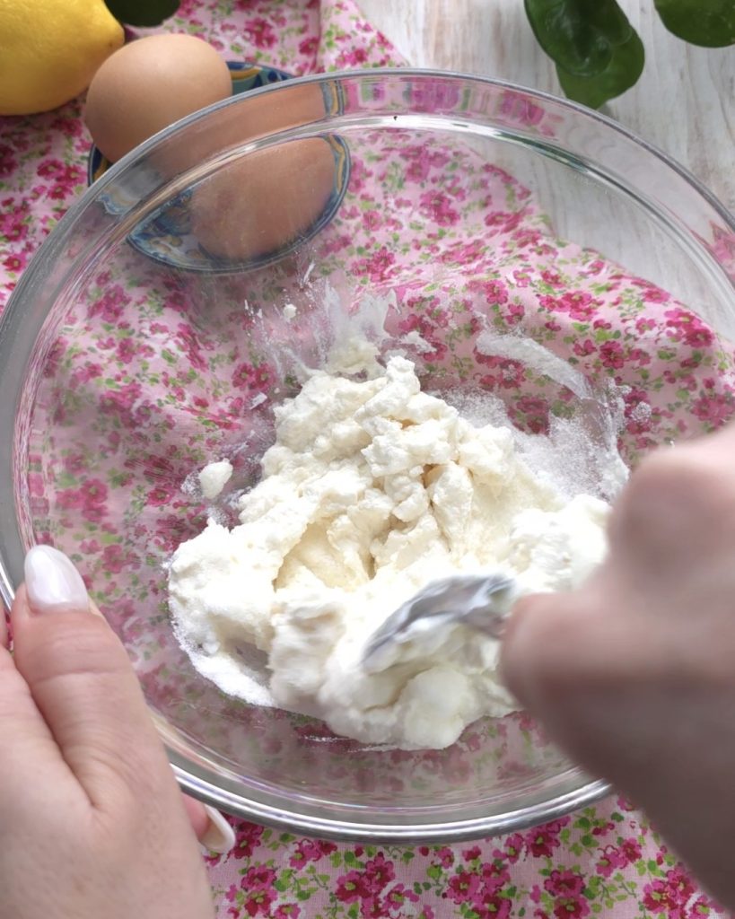 Ricotta mit Zucker verrühren