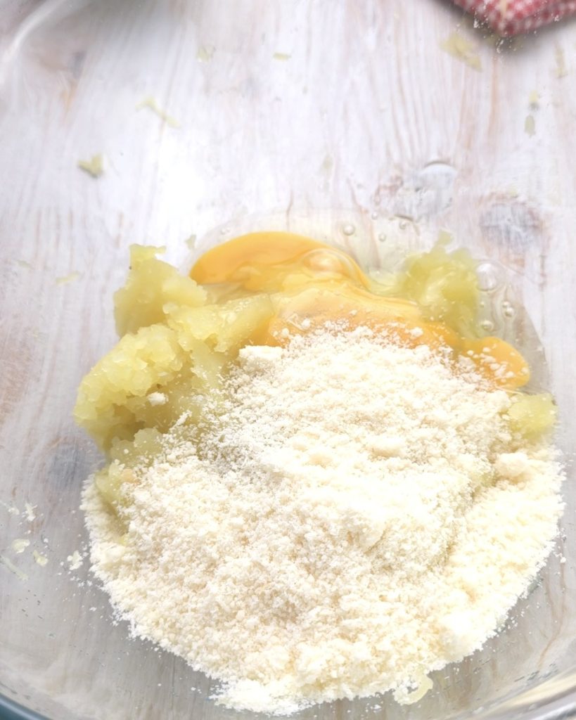Kartoffeln, Parmesan und Ei vermengen