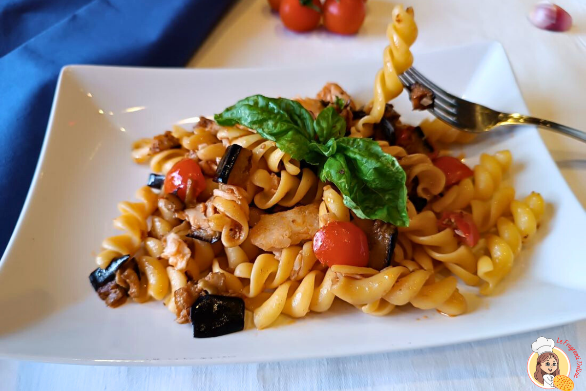 Sommerliche Fusilli mit Barsch und Auberginen