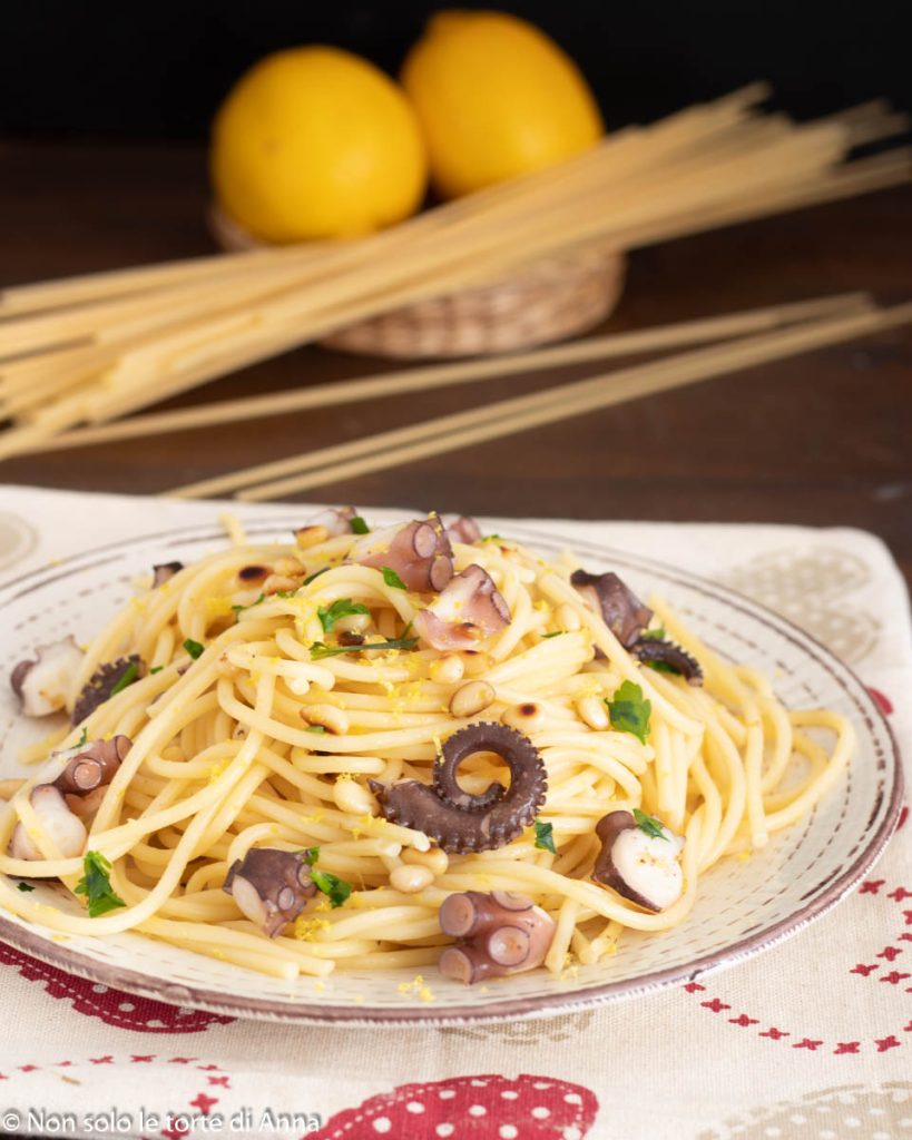 Spaghetti mit Oktopus in Weiß