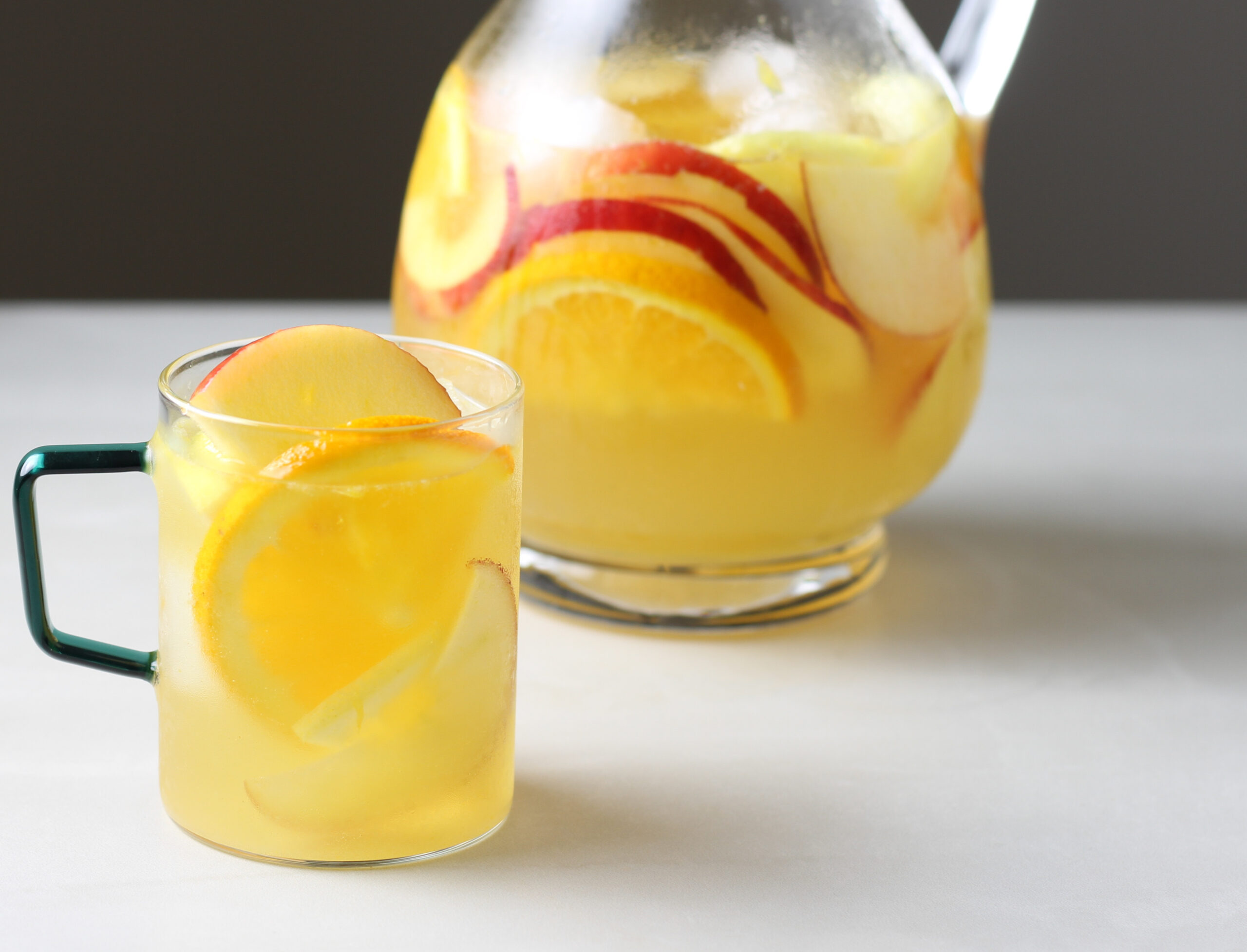 Frische, aromatische weiße Sangria