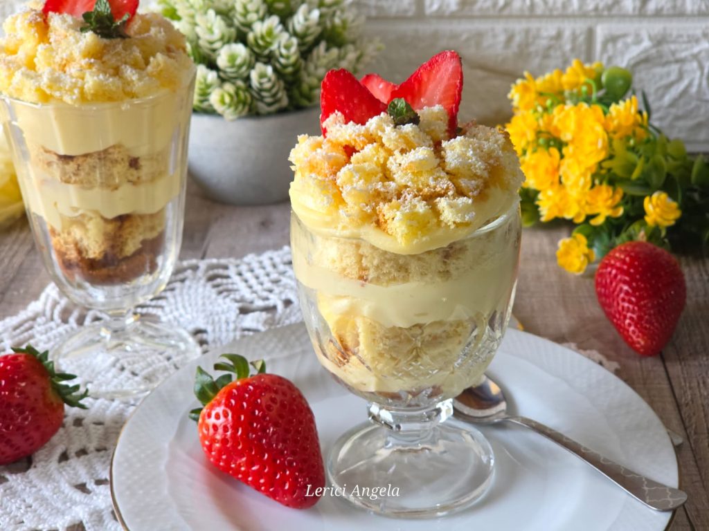 Mimosa im Kelch mit Erdbeeren