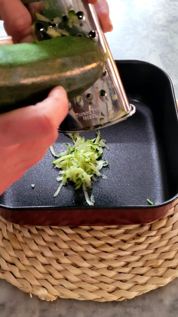 Zucchini reiben in der Backform