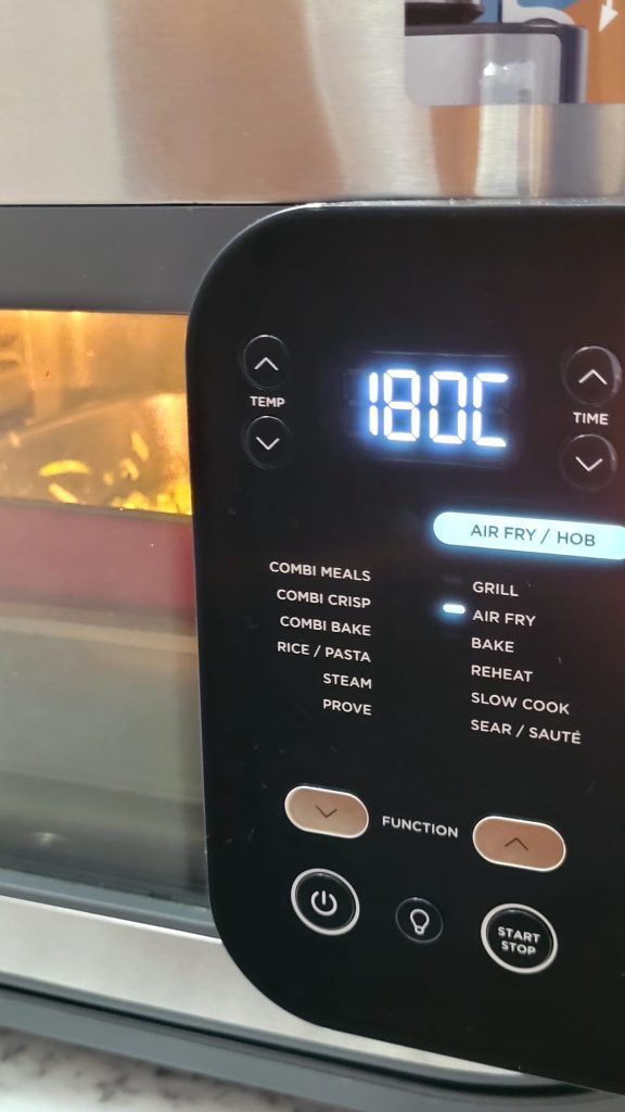 Form in die Heißluftfritteuse stellen