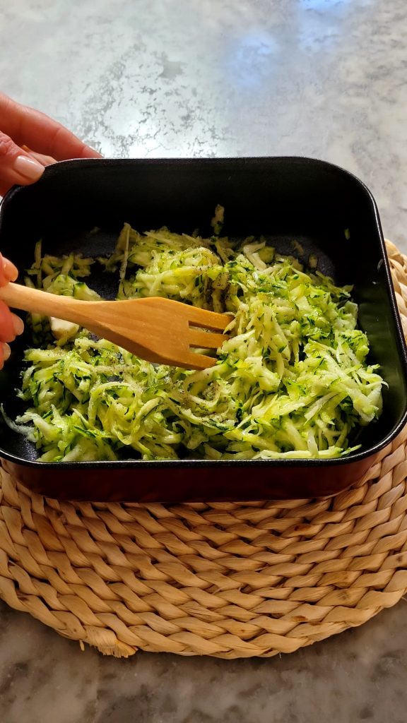 Knoblauch, Öl, Salz und Pfeffer hinzufügen