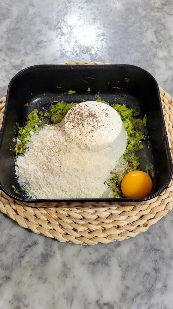 Knoblauch entfernen und Zutaten mischen