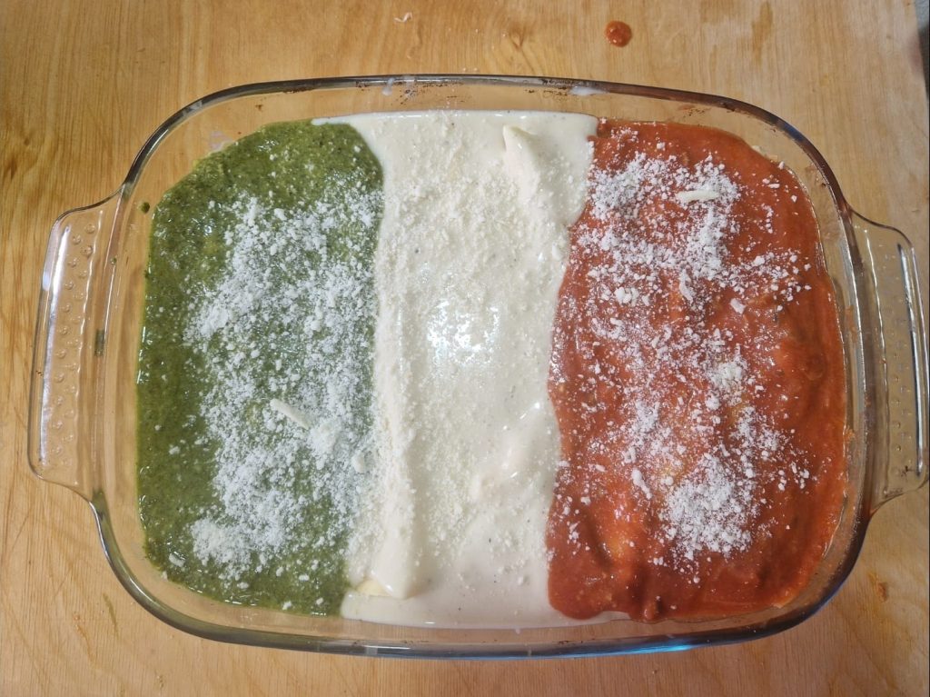 Dreifarbige Lasagne mit Pesto, Béchamel und Ragù