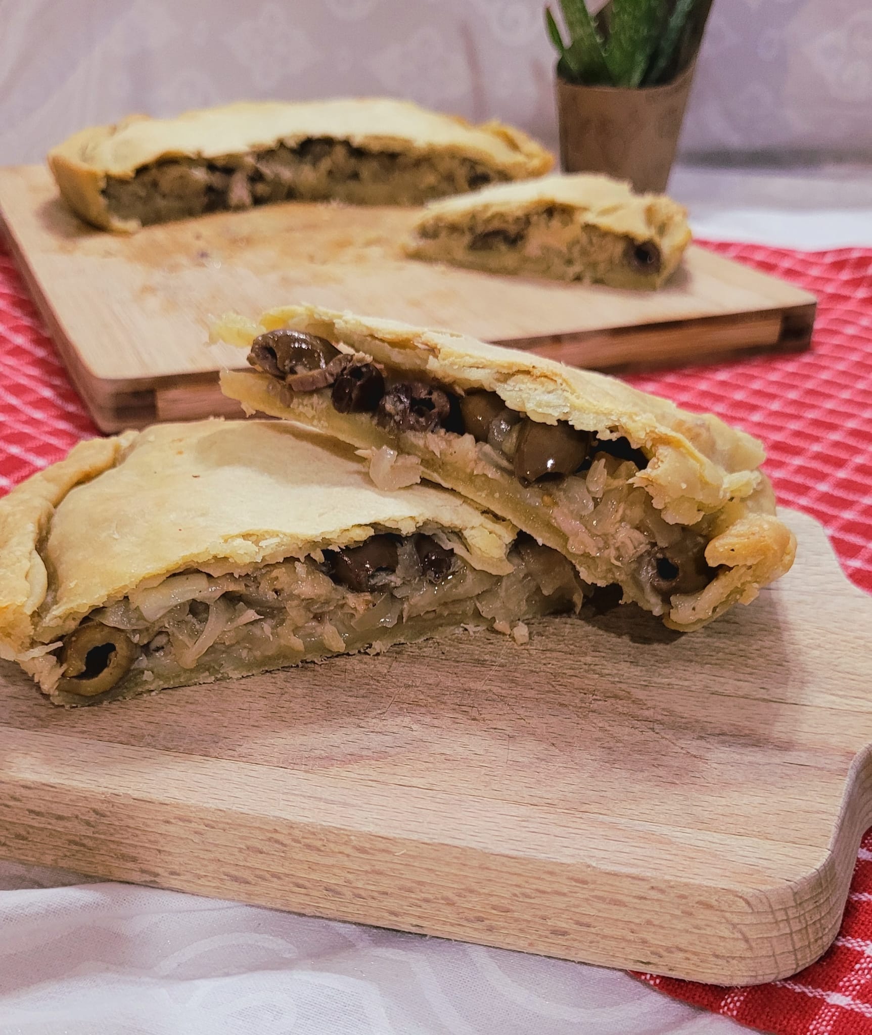 Rustico mit Zwiebeln, Thunfisch und Oliven